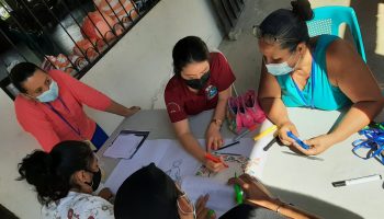 Misioneras educando a los hondureños